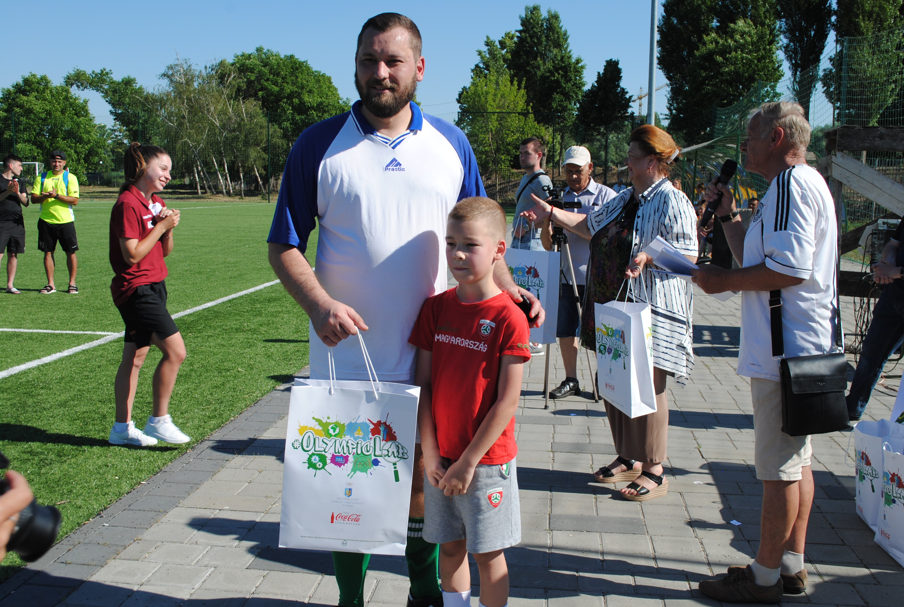 Наймолодший учасник турніру Бенце Сабов разом з батьком Шандором грав за команду газети &laquo;Карпаті ігаз со&raquo; та &laquo;21 канал&raquo;. Фото автора